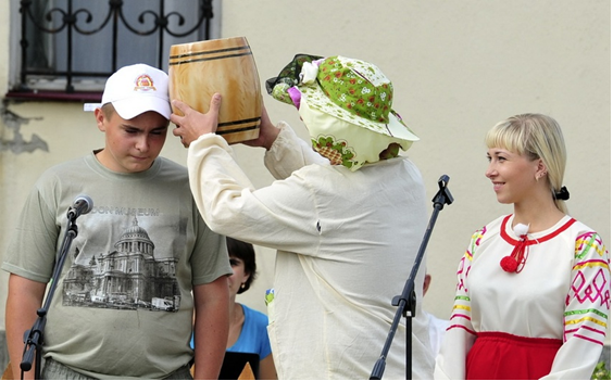 Посвящение в пчеловоды Руслана Крынина.